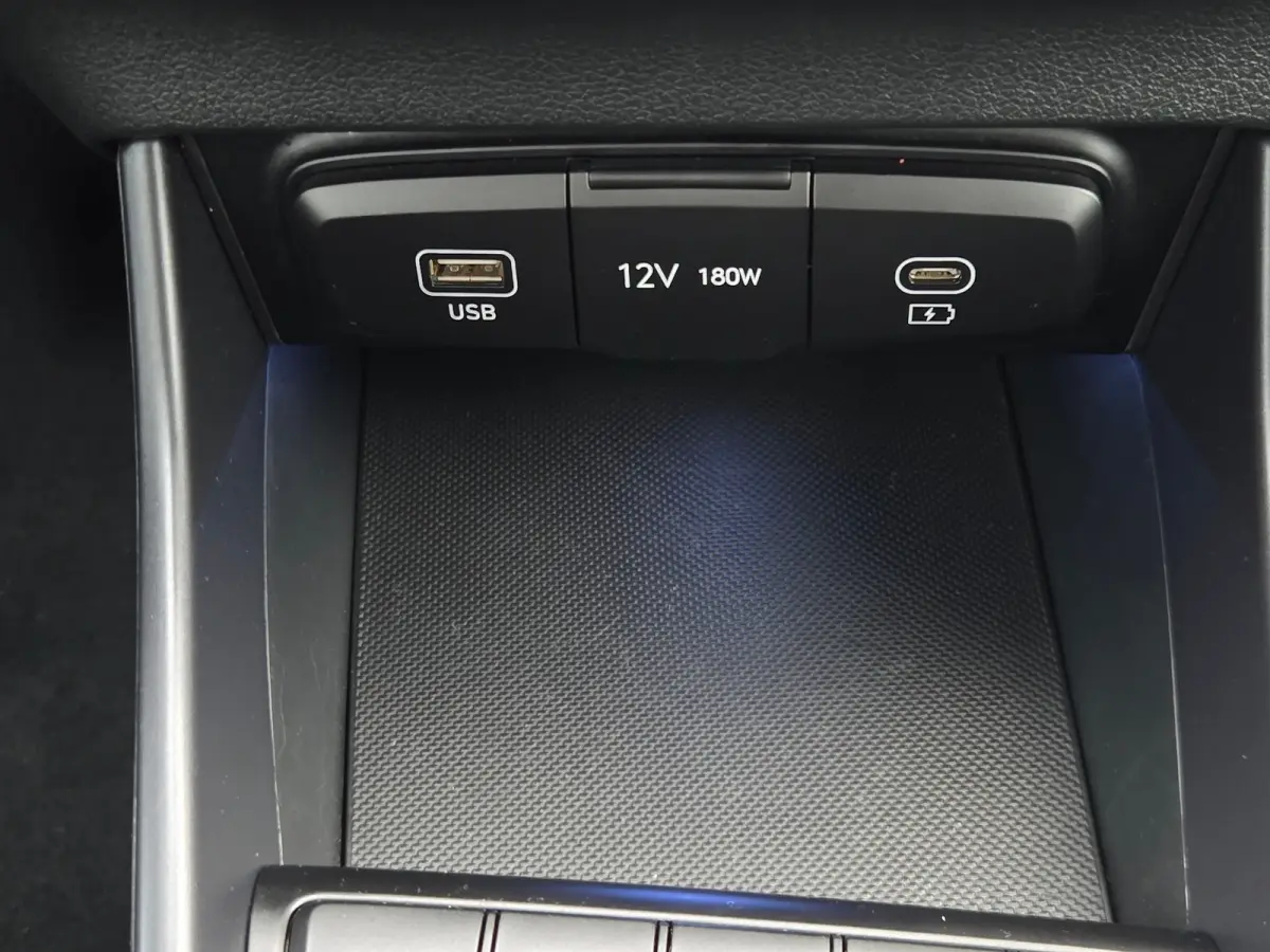 1.0 T-GDI 100pk Comfort | Airco | Camera | Carplay | Cruise control | Dodehoek detectie | Navigatie | Parkeersensoren | Digitaal cockpit | Lichtmetalen velgen