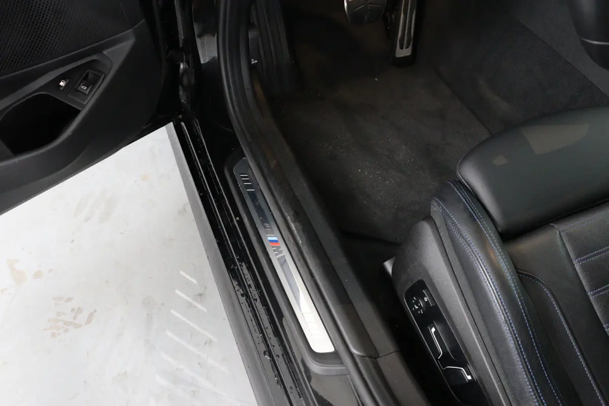 330e M Sport | Memory | Sportstoelen | LED | HUD | Cruise Adaptive | 360 Camera | Sfeerverlichting | BLIS | Leder | Stoelverwarming | Elk. Achterklep | Lichtmetalen Velgen