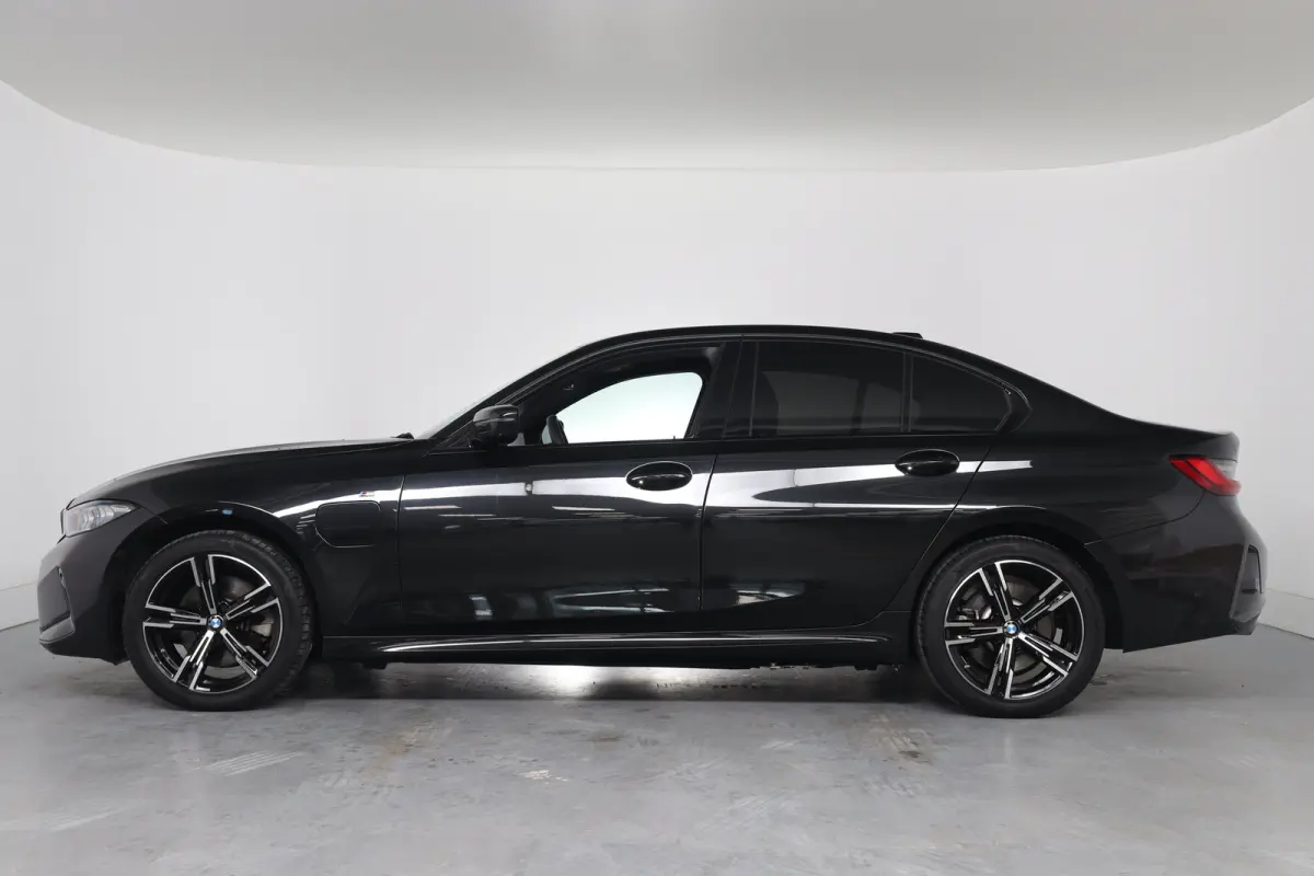 330e M Sport | Memory | Sportstoelen | LED | HUD | Cruise Adaptive | 360 Camera | Sfeerverlichting | BLIS | Leder | Stoelverwarming | Elk. Achterklep | Lichtmetalen Velgen