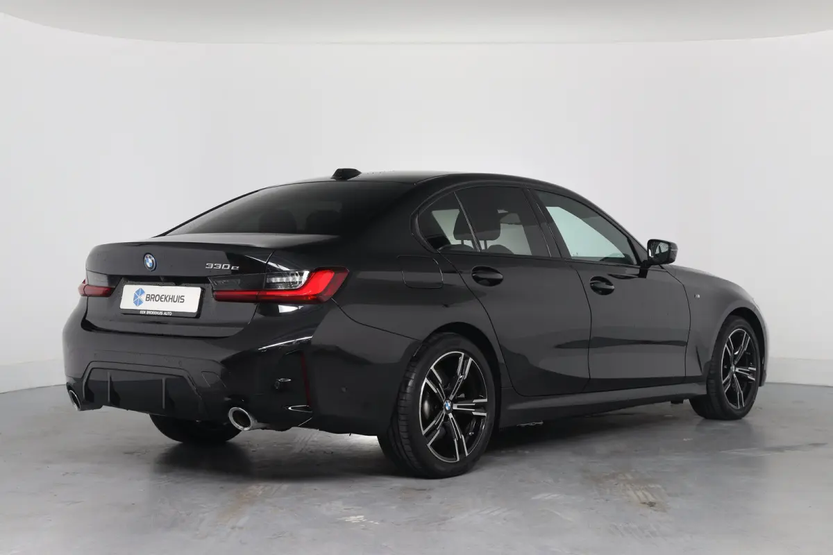 330e M Sport | Memory | Sportstoelen | LED | HUD | Cruise Adaptive | 360 Camera | Sfeerverlichting | BLIS | Leder | Stoelverwarming | Elk. Achterklep | Lichtmetalen Velgen