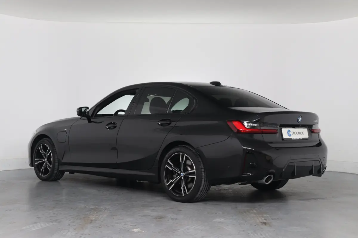 330e M Sport | Memory | Sportstoelen | LED | HUD | Cruise Adaptive | 360 Camera | Sfeerverlichting | BLIS | Leder | Stoelverwarming | Elk. Achterklep | Lichtmetalen Velgen