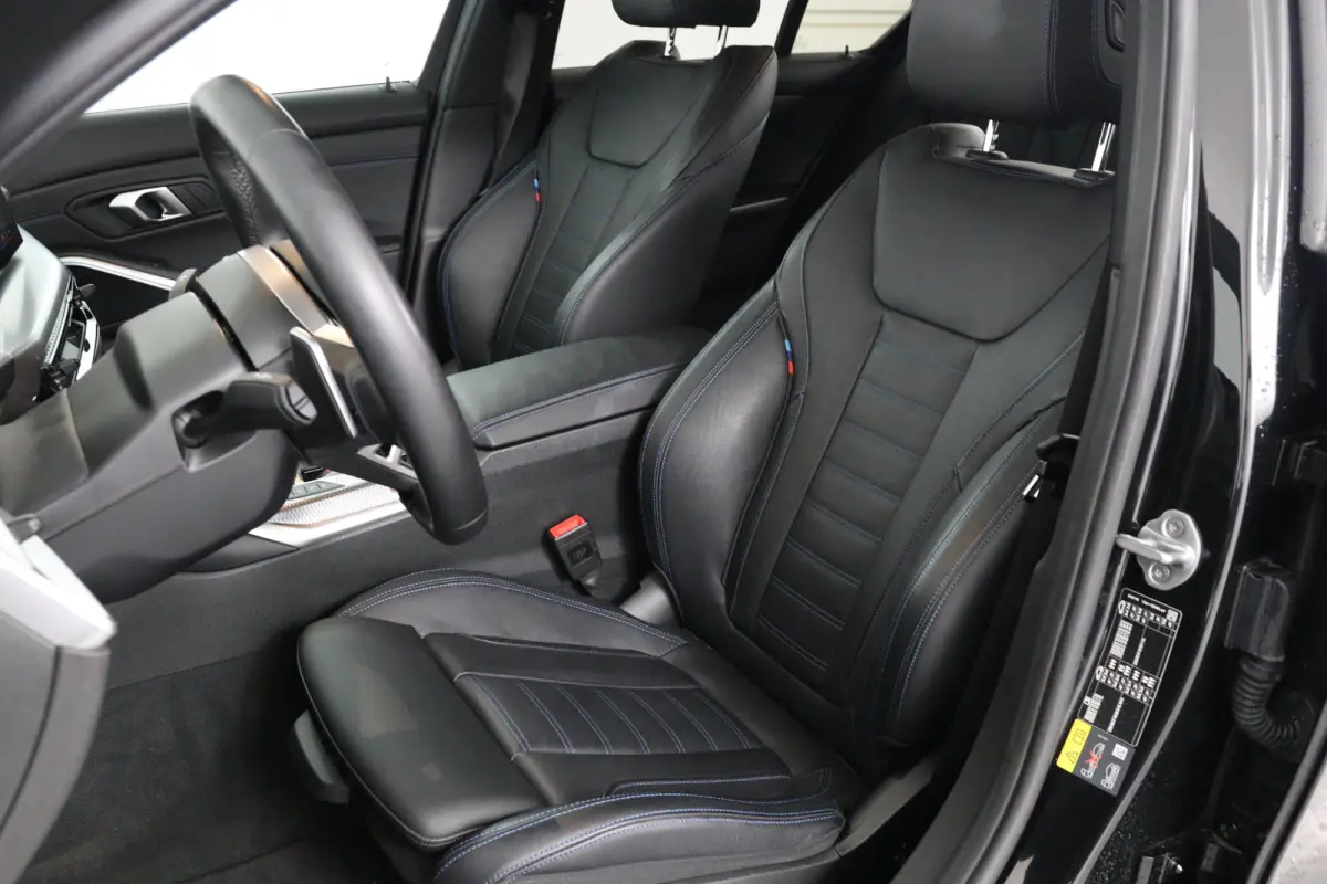330e M Sport | Memory | Sportstoelen | LED | HUD | Cruise Adaptive | 360 Camera | Sfeerverlichting | BLIS | Leder | Stoelverwarming | Elk. Achterklep | Lichtmetalen Velgen