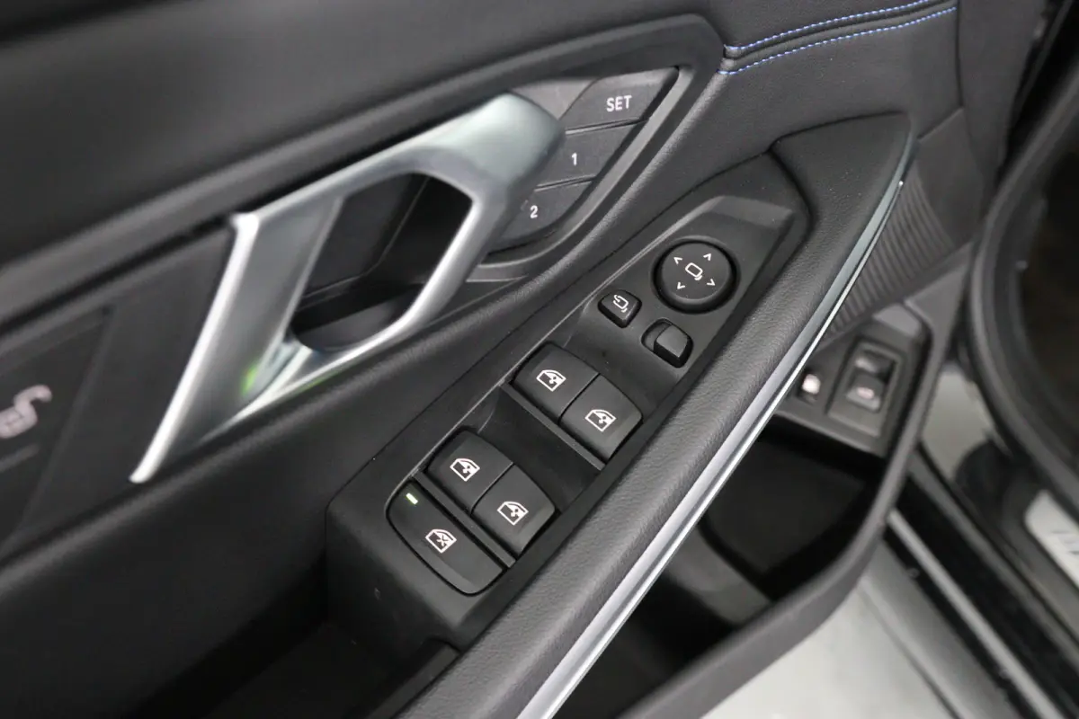 330e M Sport | Memory | Sportstoelen | LED | HUD | Cruise Adaptive | 360 Camera | Sfeerverlichting | BLIS | Leder | Stoelverwarming | Elk. Achterklep | Lichtmetalen Velgen