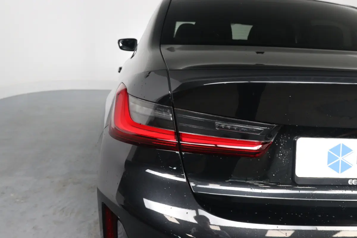 330e M Sport | Memory | Sportstoelen | LED | HUD | Cruise Adaptive | 360 Camera | Sfeerverlichting | BLIS | Leder | Stoelverwarming | Elk. Achterklep | Lichtmetalen Velgen