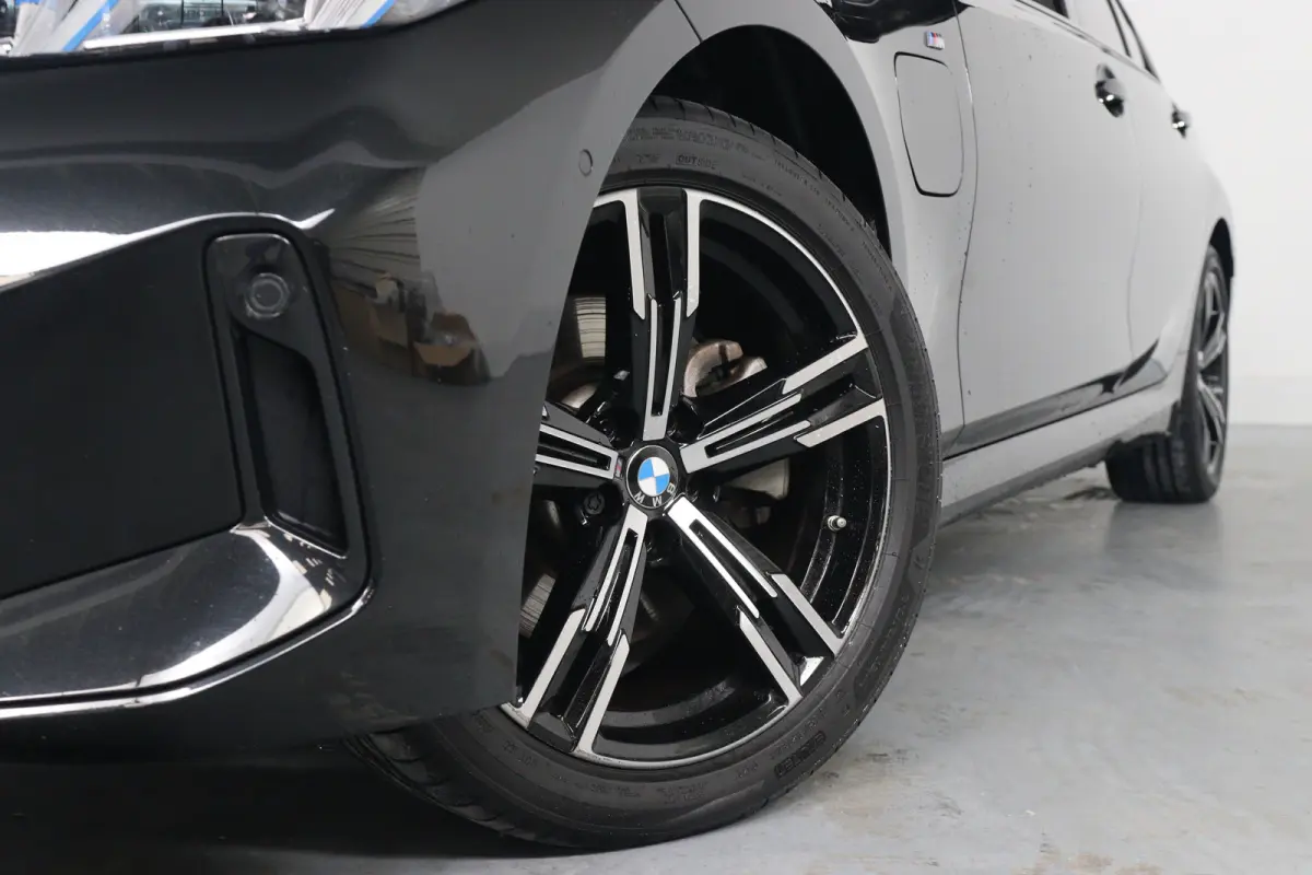 330e M Sport | Memory | Sportstoelen | LED | HUD | Cruise Adaptive | 360 Camera | Sfeerverlichting | BLIS | Leder | Stoelverwarming | Elk. Achterklep | Lichtmetalen Velgen
