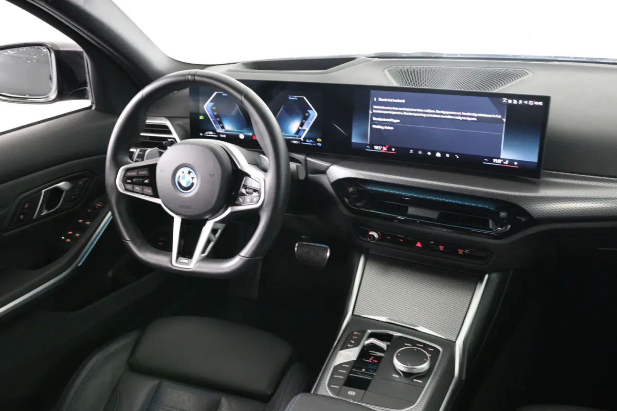330e M Sport | Memory | Sportstoelen | LED | HUD | Cruise Adaptive | 360 Camera | Sfeerverlichting | BLIS | Leder | Stoelverwarming | Elk. Achterklep | Lichtmetalen Velgen