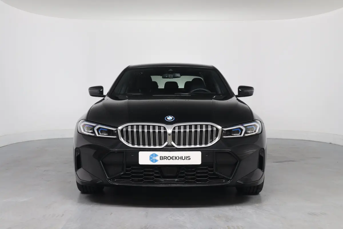 330e M Sport | Memory | Sportstoelen | LED | HUD | Cruise Adaptive | 360 Camera | Sfeerverlichting | BLIS | Leder | Stoelverwarming | Elk. Achterklep | Lichtmetalen Velgen