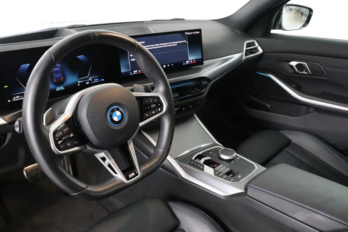 330e M Sport | Memory | Sportstoelen | LED | HUD | Cruise Adaptive | 360 Camera | Sfeerverlichting | BLIS | Leder | Stoelverwarming | Elk. Achterklep | Lichtmetalen Velgen