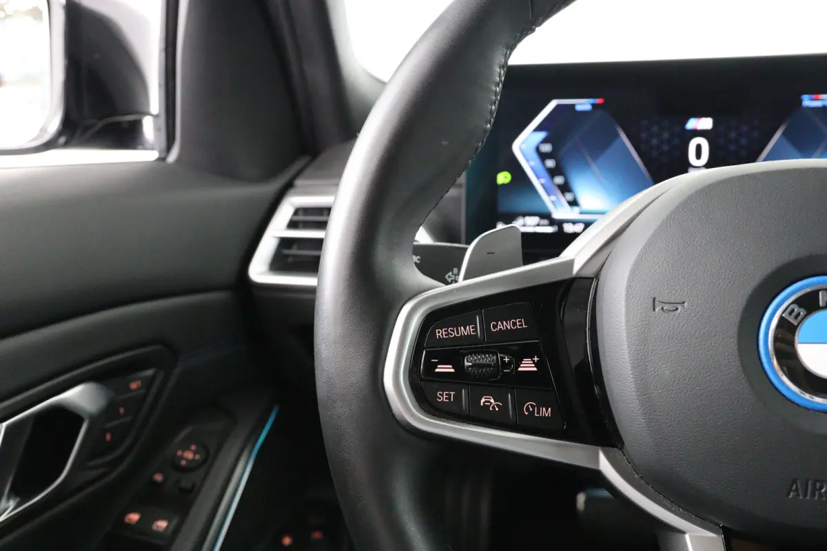 330e M Sport | Memory | Sportstoelen | LED | HUD | Cruise Adaptive | 360 Camera | Sfeerverlichting | BLIS | Leder | Stoelverwarming | Elk. Achterklep | Lichtmetalen Velgen