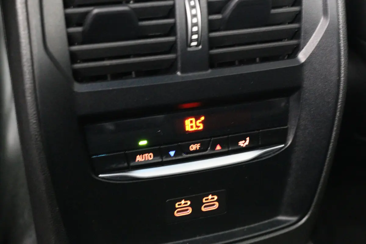 330e M Sport | Memory | Sportstoelen | LED | HUD | Cruise Adaptive | 360 Camera | Sfeerverlichting | BLIS | Leder | Stoelverwarming | Elk. Achterklep | Lichtmetalen Velgen