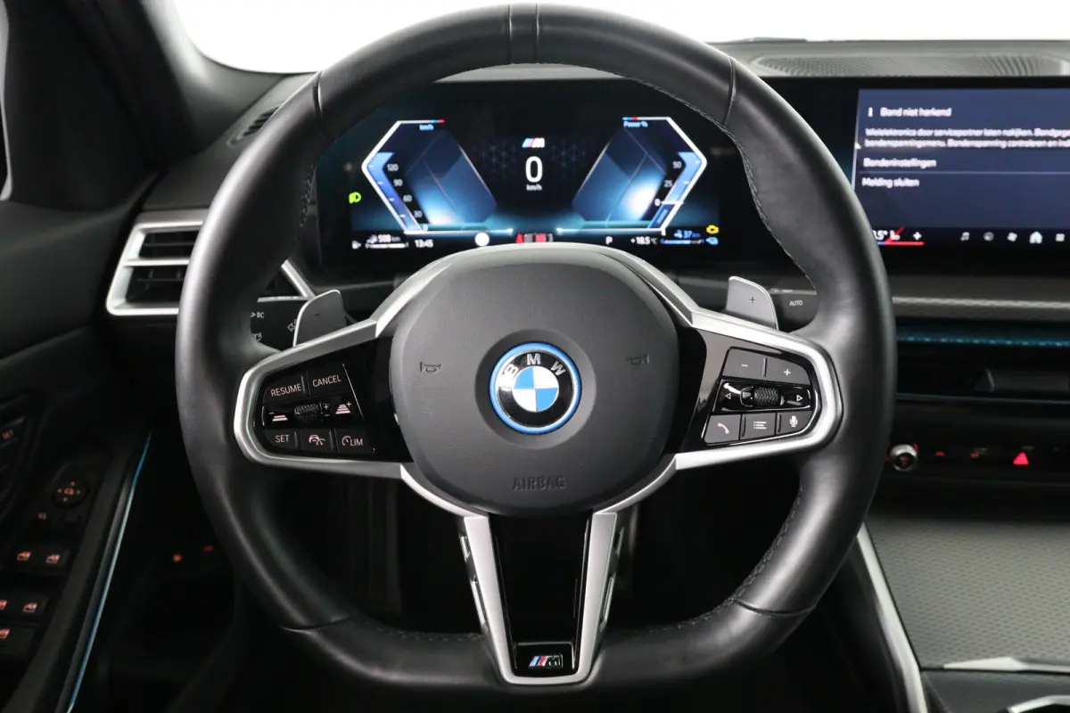 330e M Sport | Memory | Sportstoelen | LED | HUD | Cruise Adaptive | 360 Camera | Sfeerverlichting | BLIS | Leder | Stoelverwarming | Elk. Achterklep | Lichtmetalen Velgen