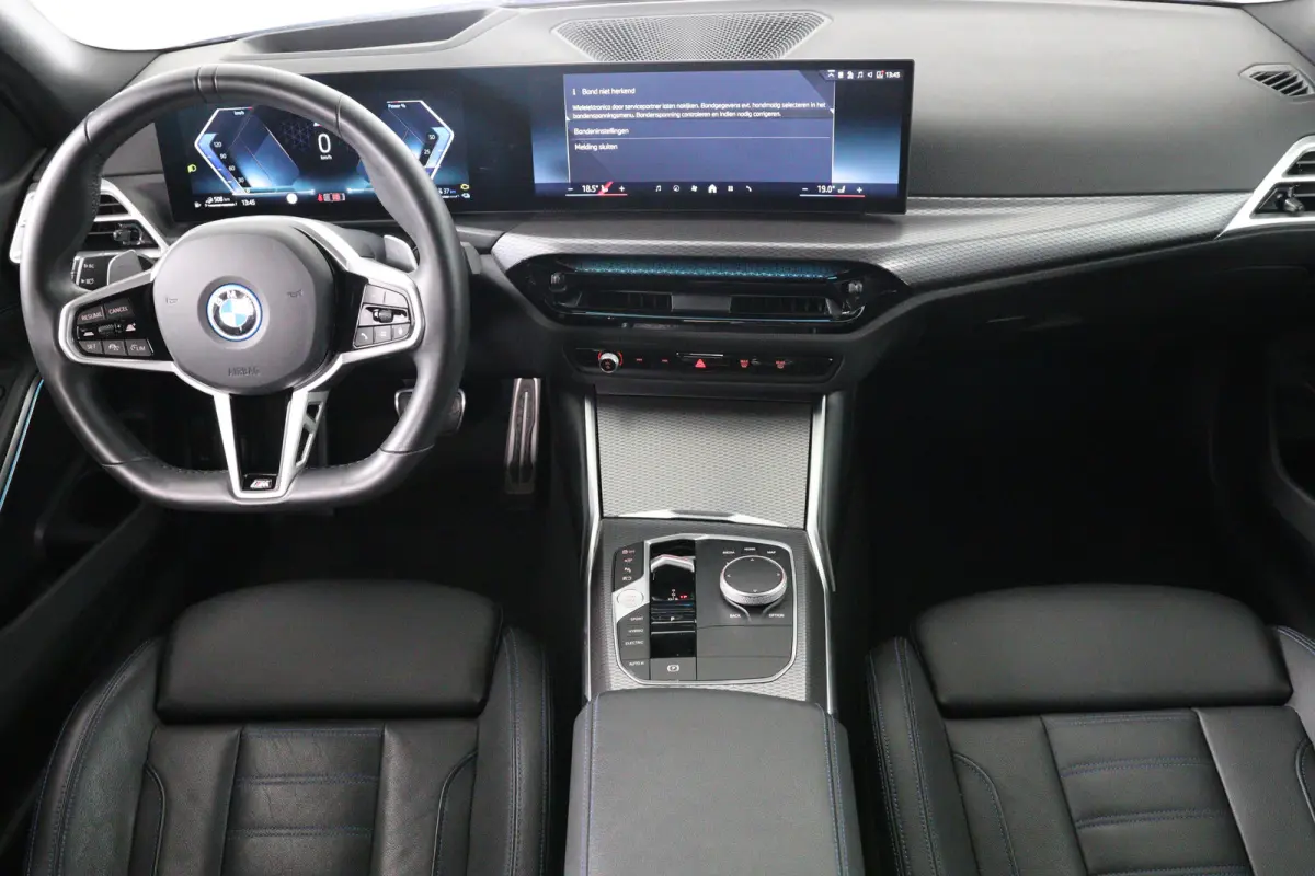 330e M Sport | Memory | Sportstoelen | LED | HUD | Cruise Adaptive | 360 Camera | Sfeerverlichting | BLIS | Leder | Stoelverwarming | Elk. Achterklep | Lichtmetalen Velgen