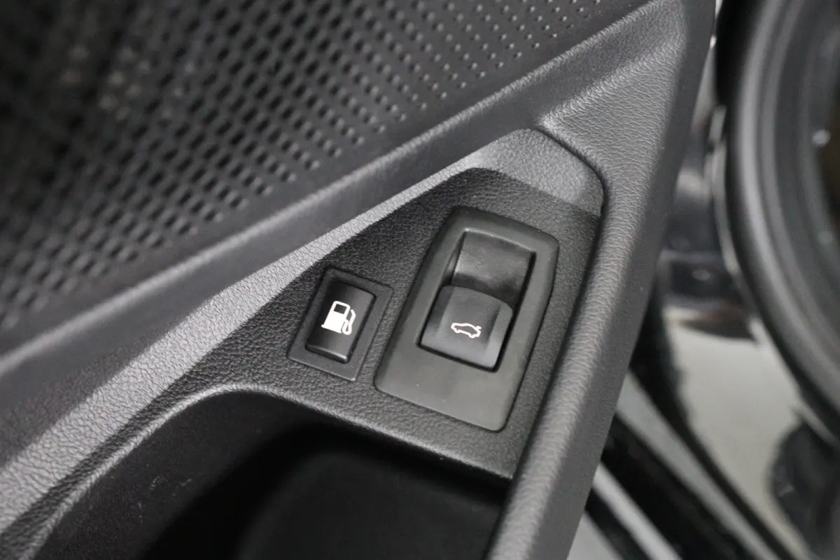 330e M Sport | Memory | Sportstoelen | LED | HUD | Cruise Adaptive | 360 Camera | Sfeerverlichting | BLIS | Leder | Stoelverwarming | Elk. Achterklep | Lichtmetalen Velgen