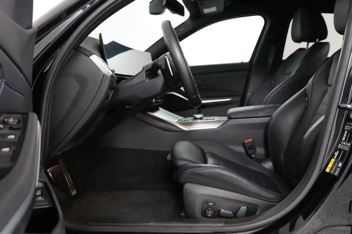 330e M Sport | Memory | Sportstoelen | LED | HUD | Cruise Adaptive | 360 Camera | Sfeerverlichting | BLIS | Leder | Stoelverwarming | Elk. Achterklep | Lichtmetalen Velgen