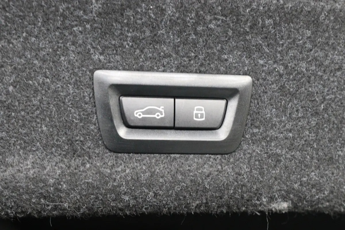 330e M Sport | Memory | Sportstoelen | LED | HUD | Cruise Adaptive | 360 Camera | Sfeerverlichting | BLIS | Leder | Stoelverwarming | Elk. Achterklep | Lichtmetalen Velgen