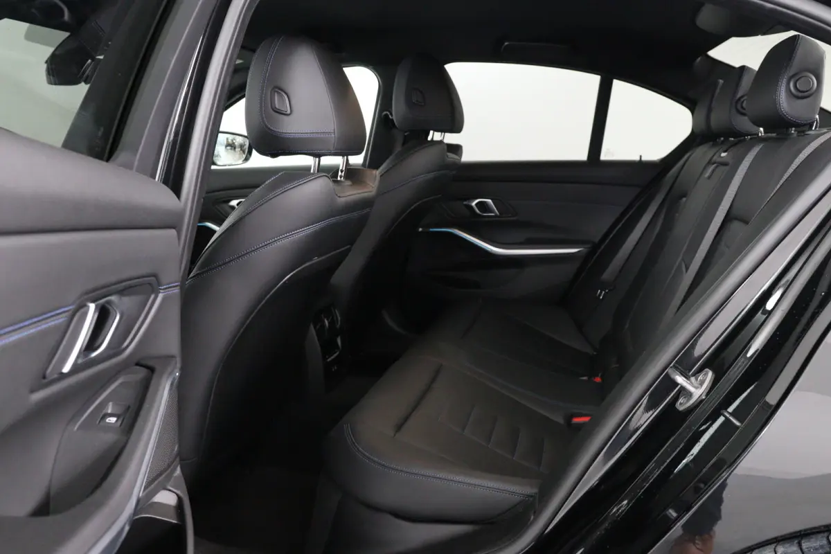 330e M Sport | Memory | Sportstoelen | LED | HUD | Cruise Adaptive | 360 Camera | Sfeerverlichting | BLIS | Leder | Stoelverwarming | Elk. Achterklep | Lichtmetalen Velgen