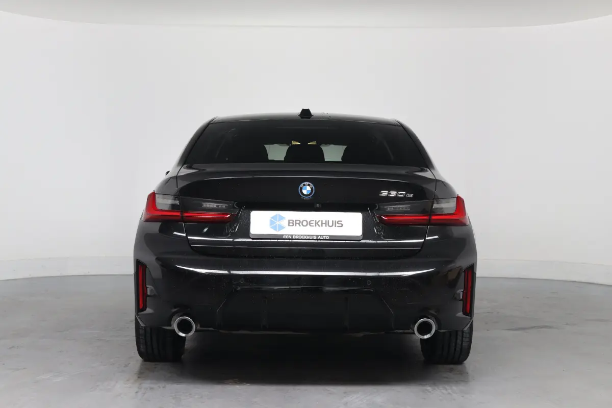 330e M Sport | Memory | Sportstoelen | LED | HUD | Cruise Adaptive | 360 Camera | Sfeerverlichting | BLIS | Leder | Stoelverwarming | Elk. Achterklep | Lichtmetalen Velgen