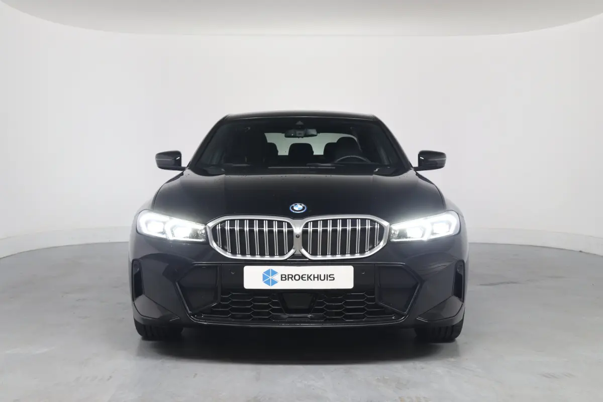 330e M Sport | Memory | Sportstoelen | LED | HUD | Cruise Adaptive | 360 Camera | Sfeerverlichting | BLIS | Leder | Stoelverwarming | Elk. Achterklep | Lichtmetalen Velgen