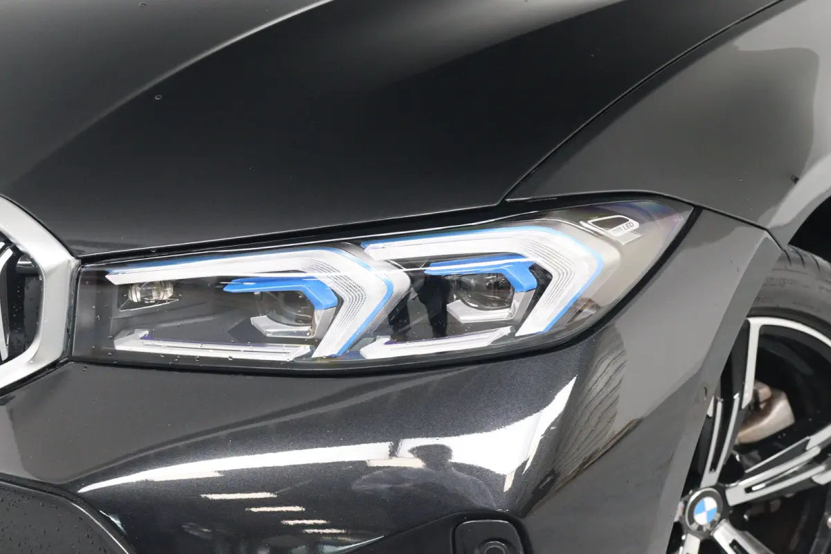 330e M Sport | Memory | Sportstoelen | LED | HUD | Cruise Adaptive | 360 Camera | Sfeerverlichting | BLIS | Leder | Stoelverwarming | Elk. Achterklep | Lichtmetalen Velgen