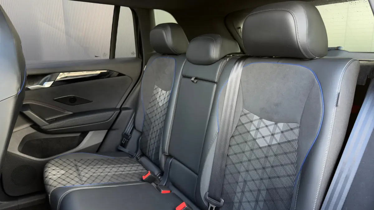 1.5 eHybrid 204pk R-Line Edition | SOH: 100% | Trekhaak | Panoramadak | Adaptive Cruise | 360 Camera | Head-up Display | 20" |