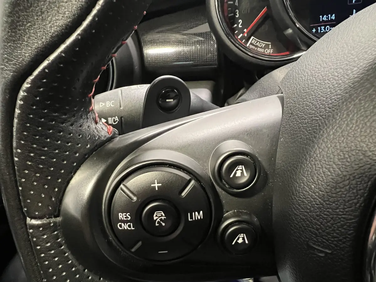 2.0 John Cooper Works Chili | Navigatie | LM Velgen 18" | Elektrisch Glazen Panoramadak | Voorstoelen Verwarmd | Achteruitrijcamera |  Cruise Control Adaptief | Airco |