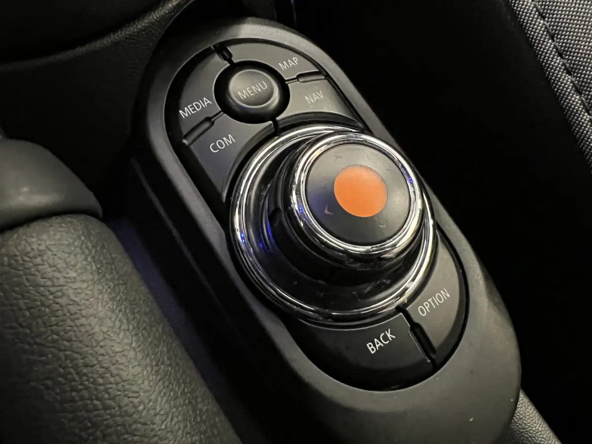 2.0 John Cooper Works Chili | Navigatie | LM Velgen 18" | Elektrisch Glazen Panoramadak | Voorstoelen Verwarmd | Achteruitrijcamera |  Cruise Control Adaptief | Airco |