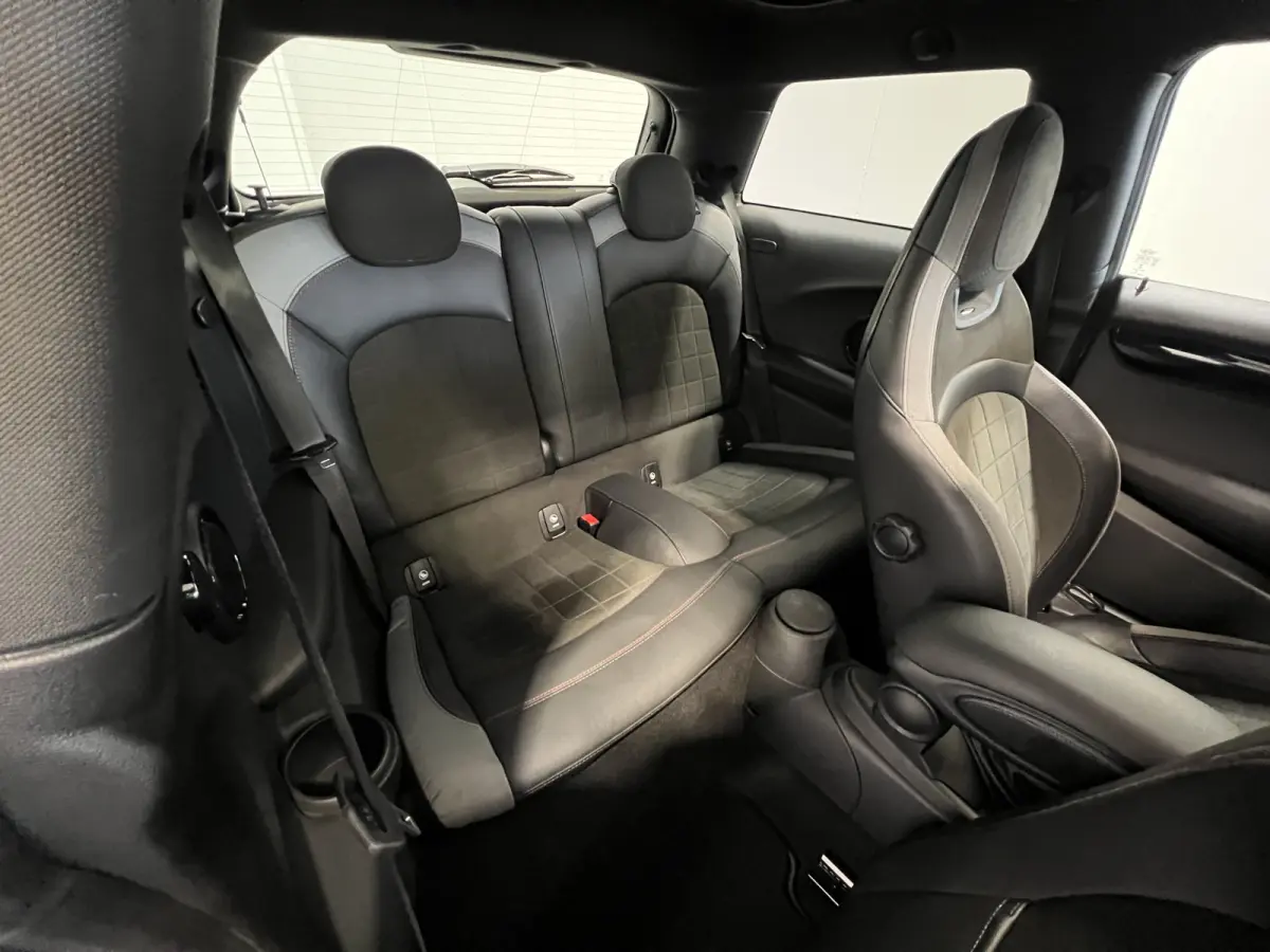 2.0 John Cooper Works Chili | Navigatie | LM Velgen 18" | Elektrisch Glazen Panoramadak | Voorstoelen Verwarmd | Achteruitrijcamera |  Cruise Control Adaptief | Airco |