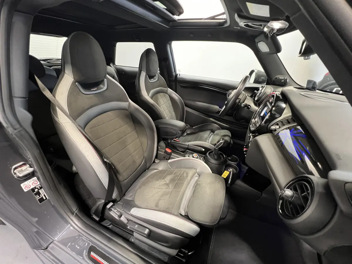 2.0 John Cooper Works Chili | Navigatie | LM Velgen 18" | Elektrisch Glazen Panoramadak | Voorstoelen Verwarmd | Achteruitrijcamera |  Cruise Control Adaptief | Airco |