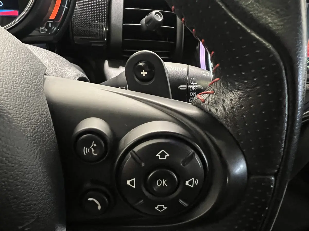 2.0 John Cooper Works Chili | Navigatie | LM Velgen 18" | Elektrisch Glazen Panoramadak | Voorstoelen Verwarmd | Achteruitrijcamera |  Cruise Control Adaptief | Airco |
