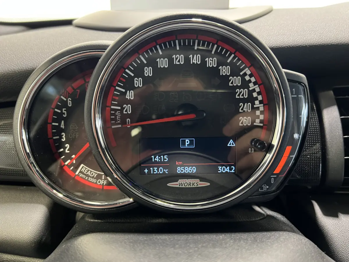2.0 John Cooper Works Chili | Navigatie | LM Velgen 18" | Elektrisch Glazen Panoramadak | Voorstoelen Verwarmd | Achteruitrijcamera |  Cruise Control Adaptief | Airco |
