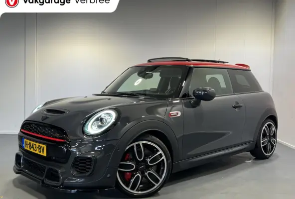 2.0 John Cooper Works Chili | Navigatie | LM Velgen 18" | Elektrisch Glazen Panoramadak | Voorstoelen Verwarmd | Achteruitrijcamera |  Cruise Control Adaptief | Airco |