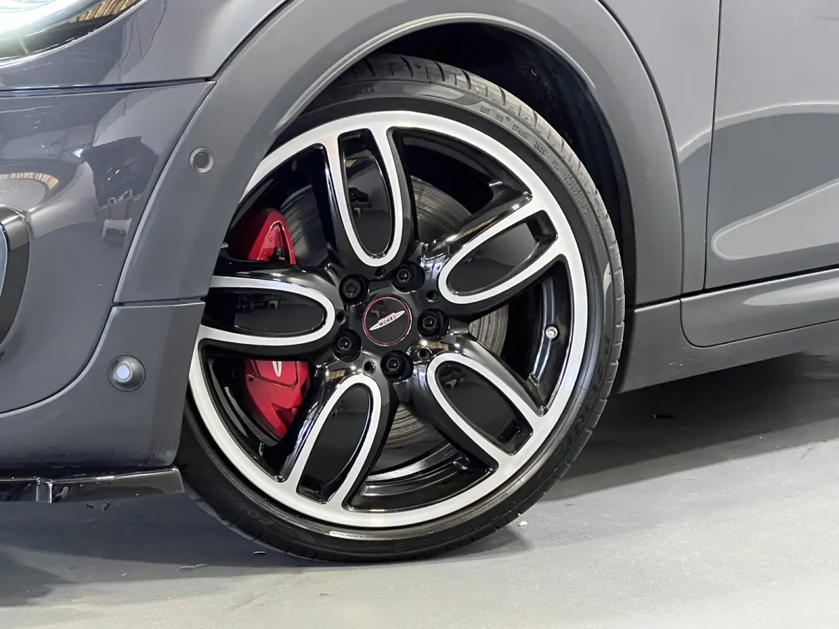 2.0 John Cooper Works Chili | Navigatie | LM Velgen 18" | Elektrisch Glazen Panoramadak | Voorstoelen Verwarmd | Achteruitrijcamera |  Cruise Control Adaptief | Airco |