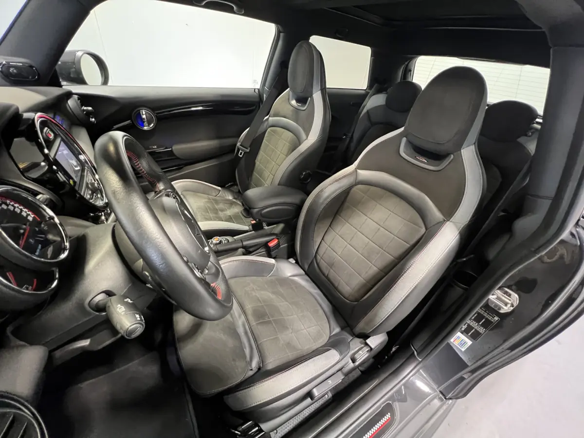 2.0 John Cooper Works Chili | Navigatie | LM Velgen 18" | Elektrisch Glazen Panoramadak | Voorstoelen Verwarmd | Achteruitrijcamera |  Cruise Control Adaptief | Airco |