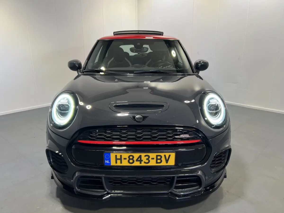 2.0 John Cooper Works Chili | Navigatie | LM Velgen 18" | Elektrisch Glazen Panoramadak | Voorstoelen Verwarmd | Achteruitrijcamera |  Cruise Control Adaptief | Airco |