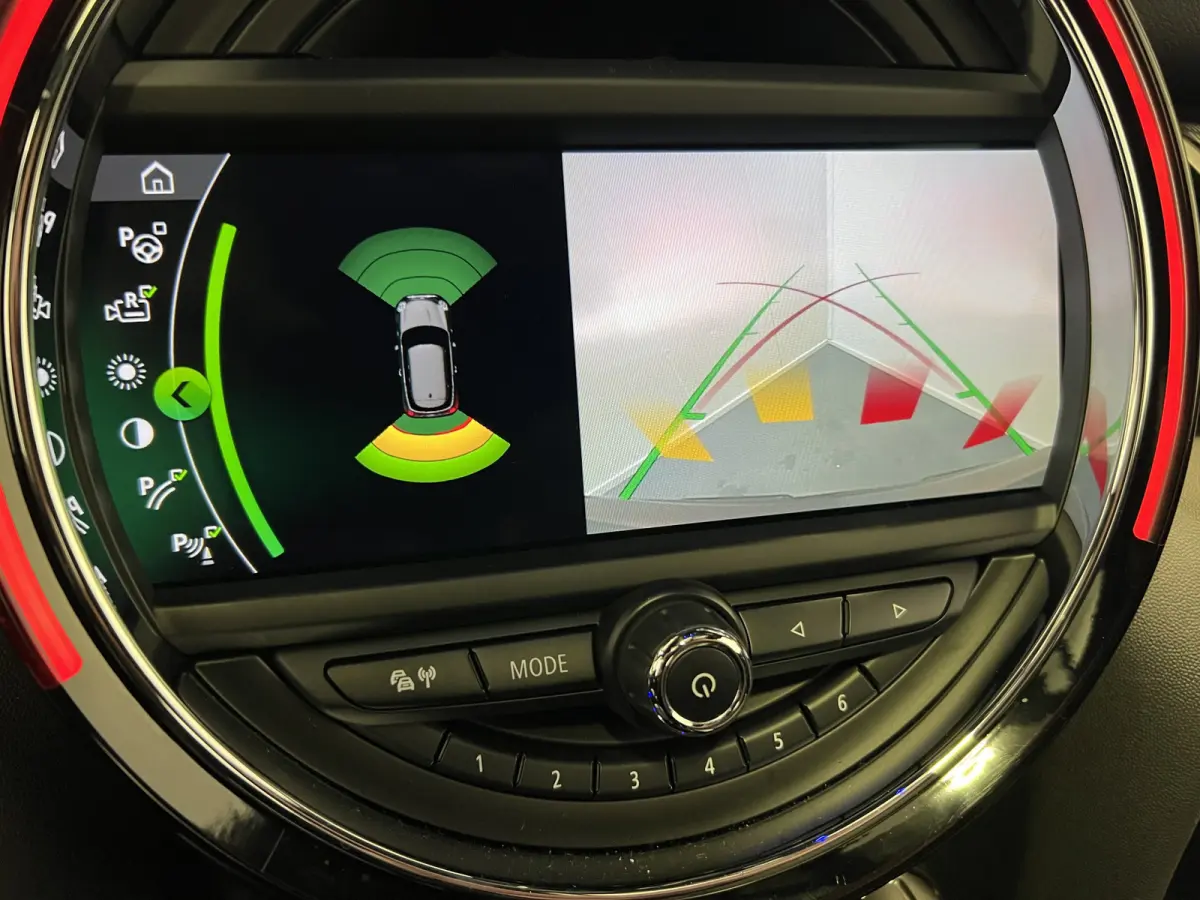 2.0 John Cooper Works Chili | Navigatie | LM Velgen 18" | Elektrisch Glazen Panoramadak | Voorstoelen Verwarmd | Achteruitrijcamera |  Cruise Control Adaptief | Airco |