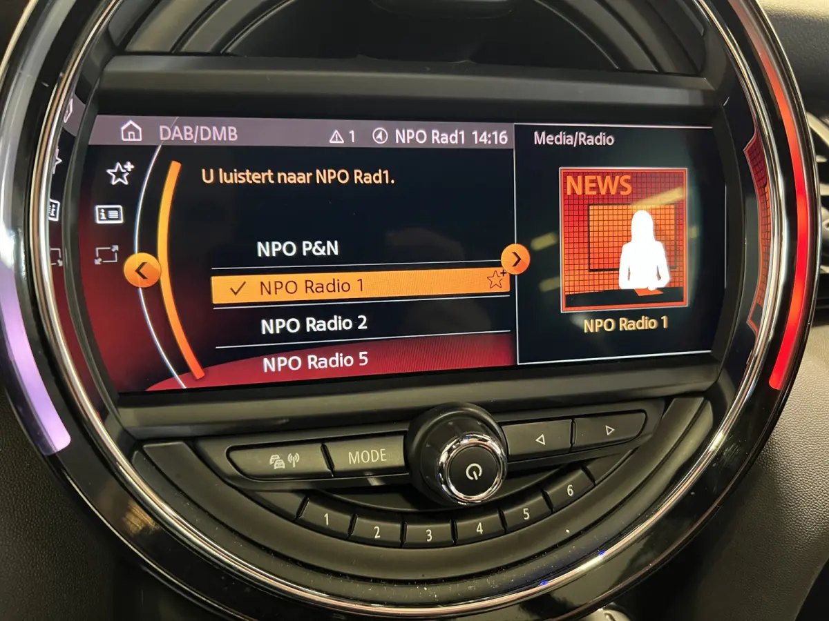 2.0 John Cooper Works Chili | Navigatie | LM Velgen 18" | Elektrisch Glazen Panoramadak | Voorstoelen Verwarmd | Achteruitrijcamera |  Cruise Control Adaptief | Airco |