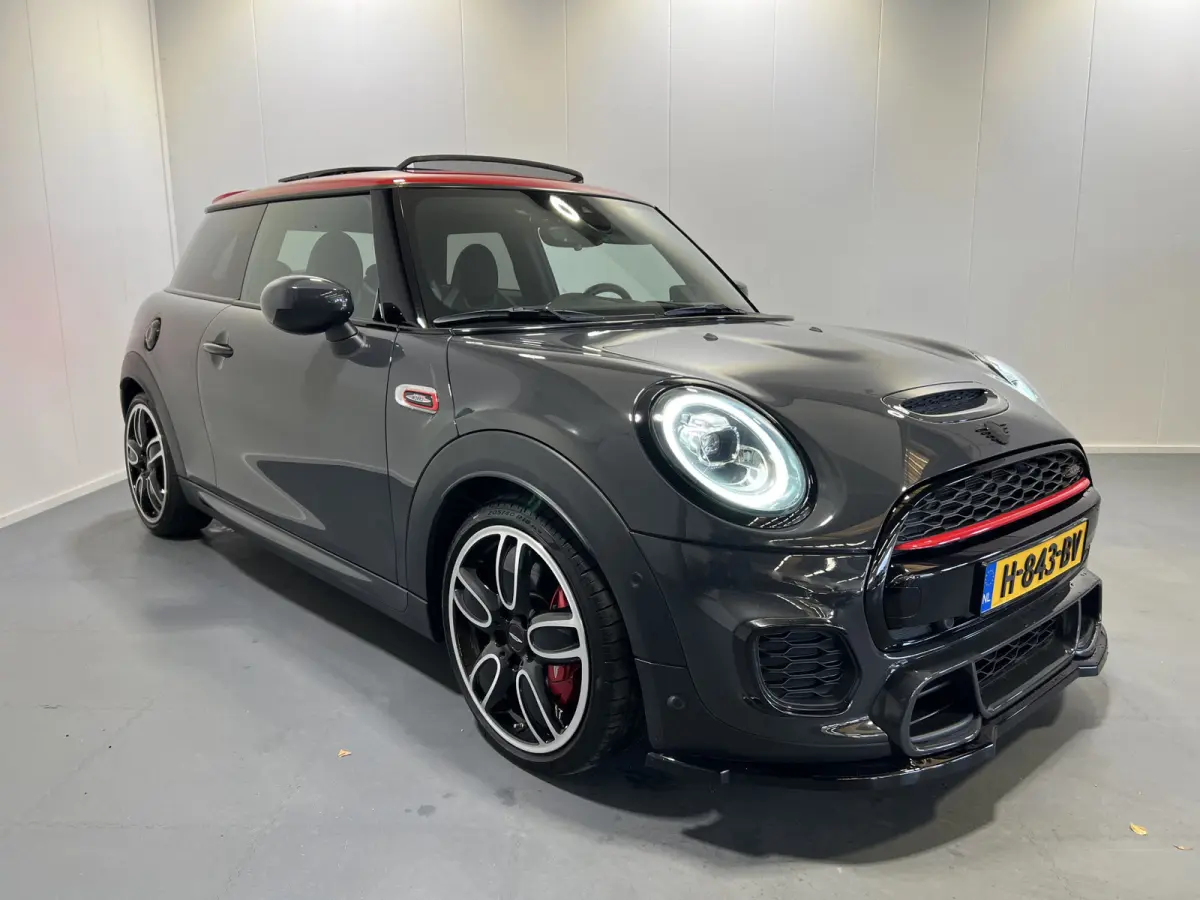 2.0 John Cooper Works Chili | Navigatie | LM Velgen 18" | Elektrisch Glazen Panoramadak | Voorstoelen Verwarmd | Achteruitrijcamera |  Cruise Control Adaptief | Airco |