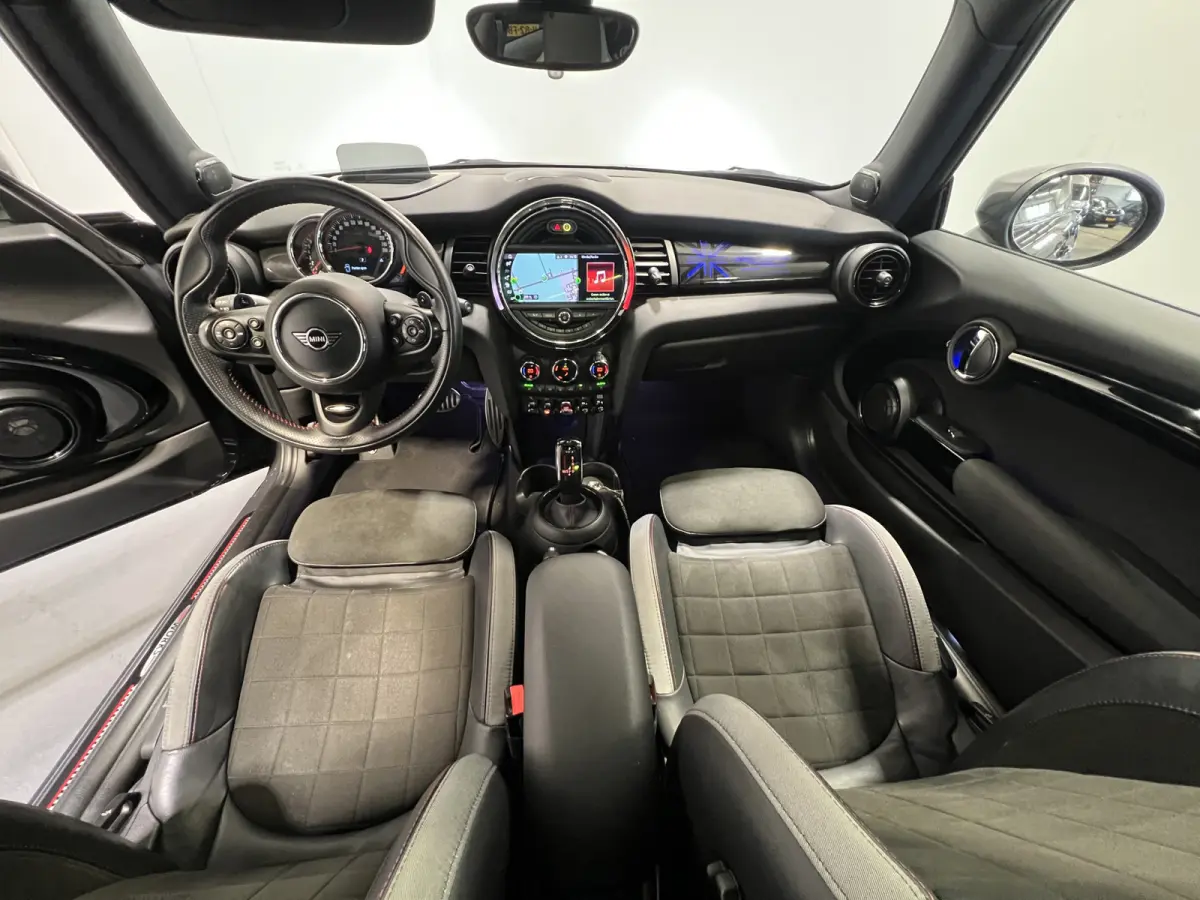 2.0 John Cooper Works Chili | Navigatie | LM Velgen 18" | Elektrisch Glazen Panoramadak | Voorstoelen Verwarmd | Achteruitrijcamera |  Cruise Control Adaptief | Airco |