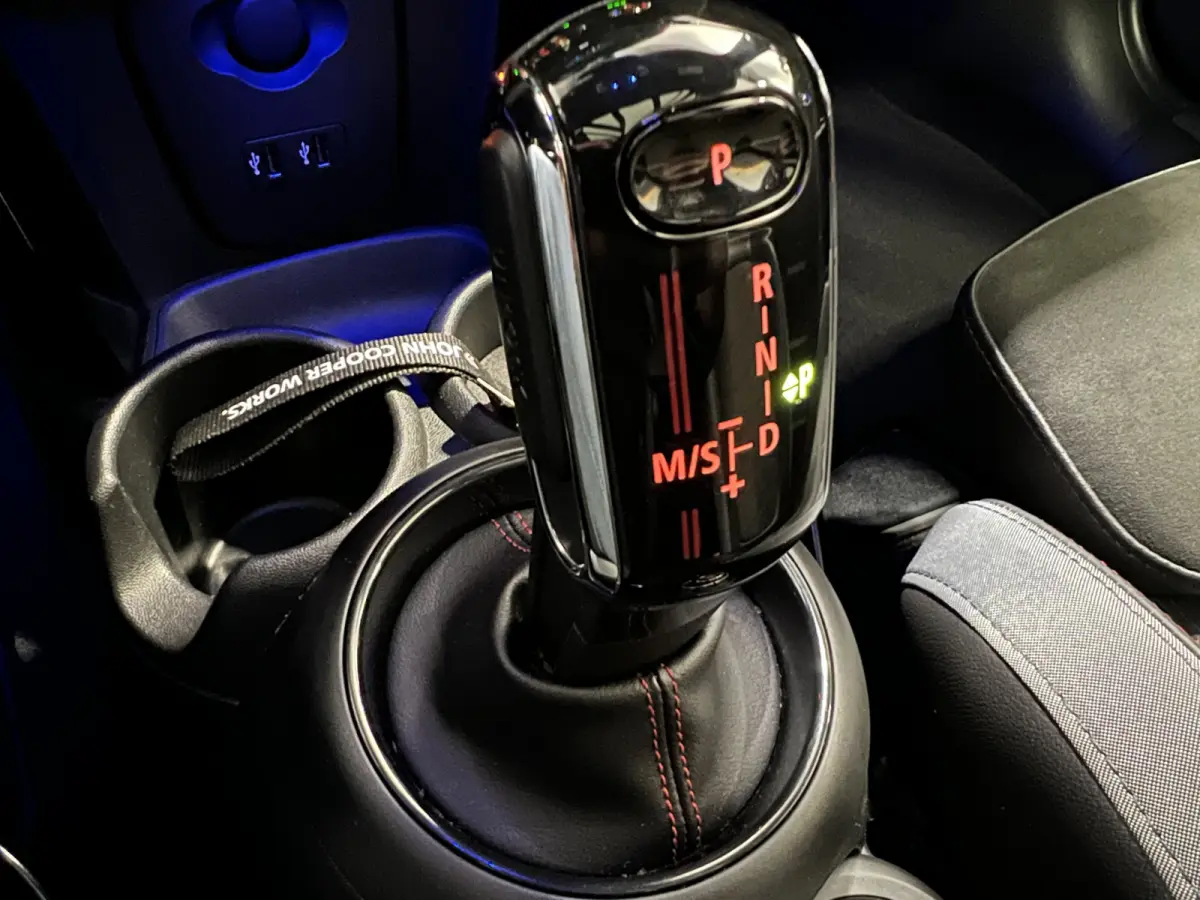 2.0 John Cooper Works Chili | Navigatie | LM Velgen 18" | Elektrisch Glazen Panoramadak | Voorstoelen Verwarmd | Achteruitrijcamera |  Cruise Control Adaptief | Airco |