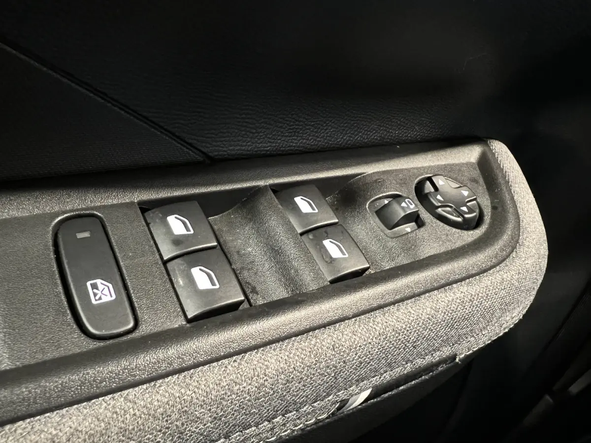 1.2 Turbo Hybrid GS | Navigatie/Android/Apple Carplay | LM Velgen 17" | Voorstoelen/Stuur/Voorruit Verwarmd | Cruise Control | Achteruitrijcamera | Airco |