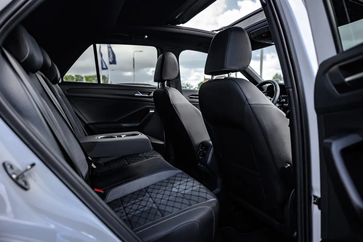 1.5 TSI R-Line Pano/iQ-light/Blindspot