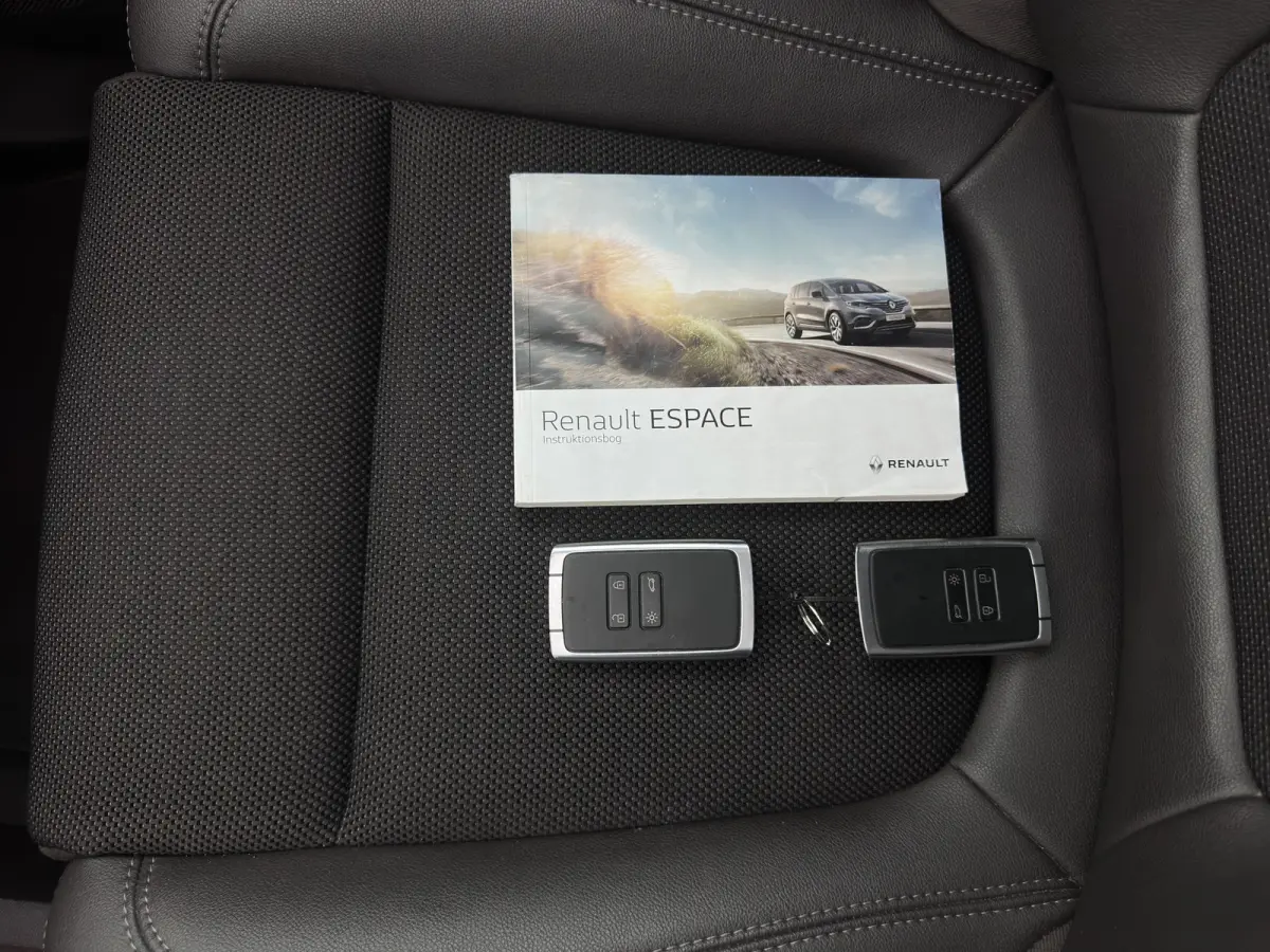 2.0 Blue dCi Intens 7pers. *AUT | PANO | HEAD-UP | LEATHER | CRUISE | FULL-LED | CAMERA | KEYLESS | HEATED-COMFORTSEATS | PRIVACY-GLASS | ECC | PDC | AMBIENT-LIGHT | 19''ALU*