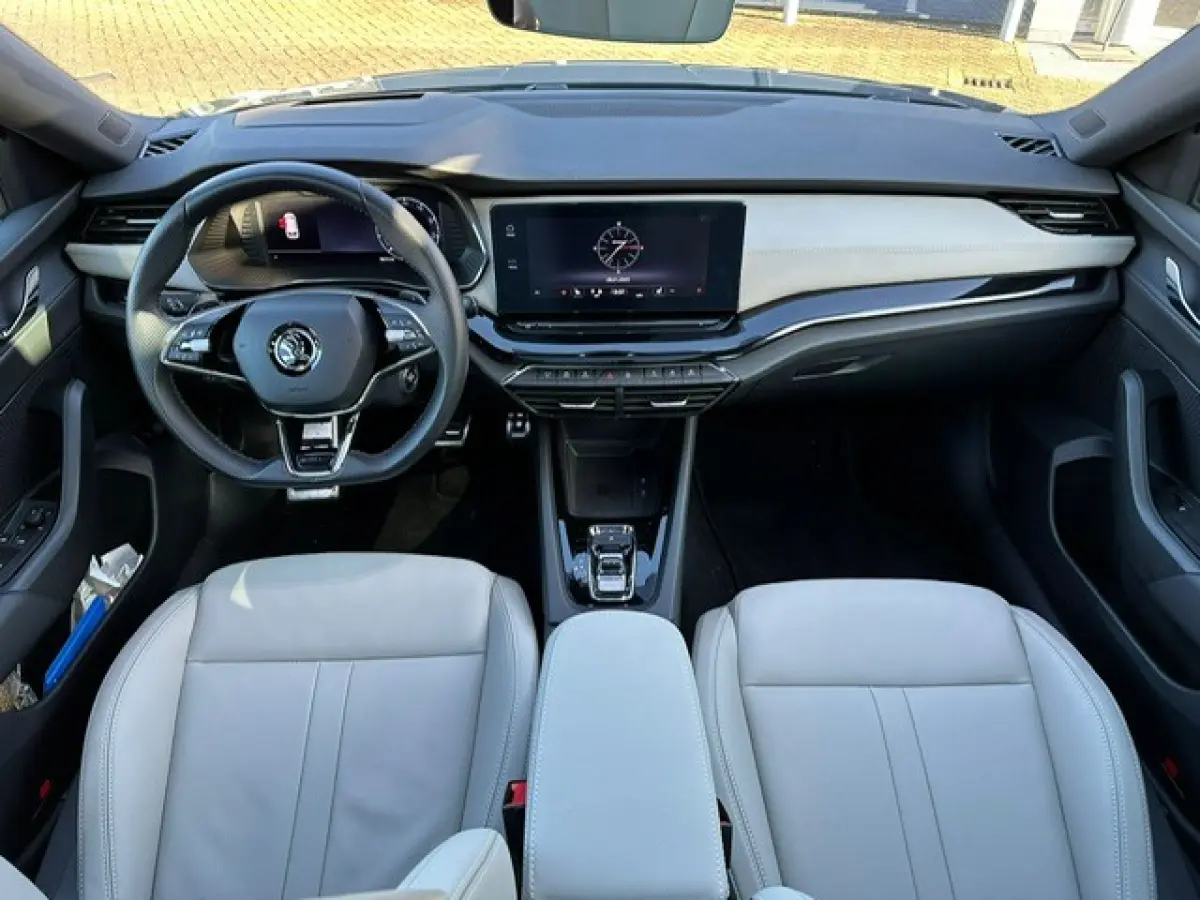 1.4 TSI iV PHEV Sportline Business Unieke combinatie | Leder | Panoramadak | Stoel/Stuur Verwarming | Apple Carplay / Android Auto | Elek. achterklep | Camera | Climate Control | Adaptieve C