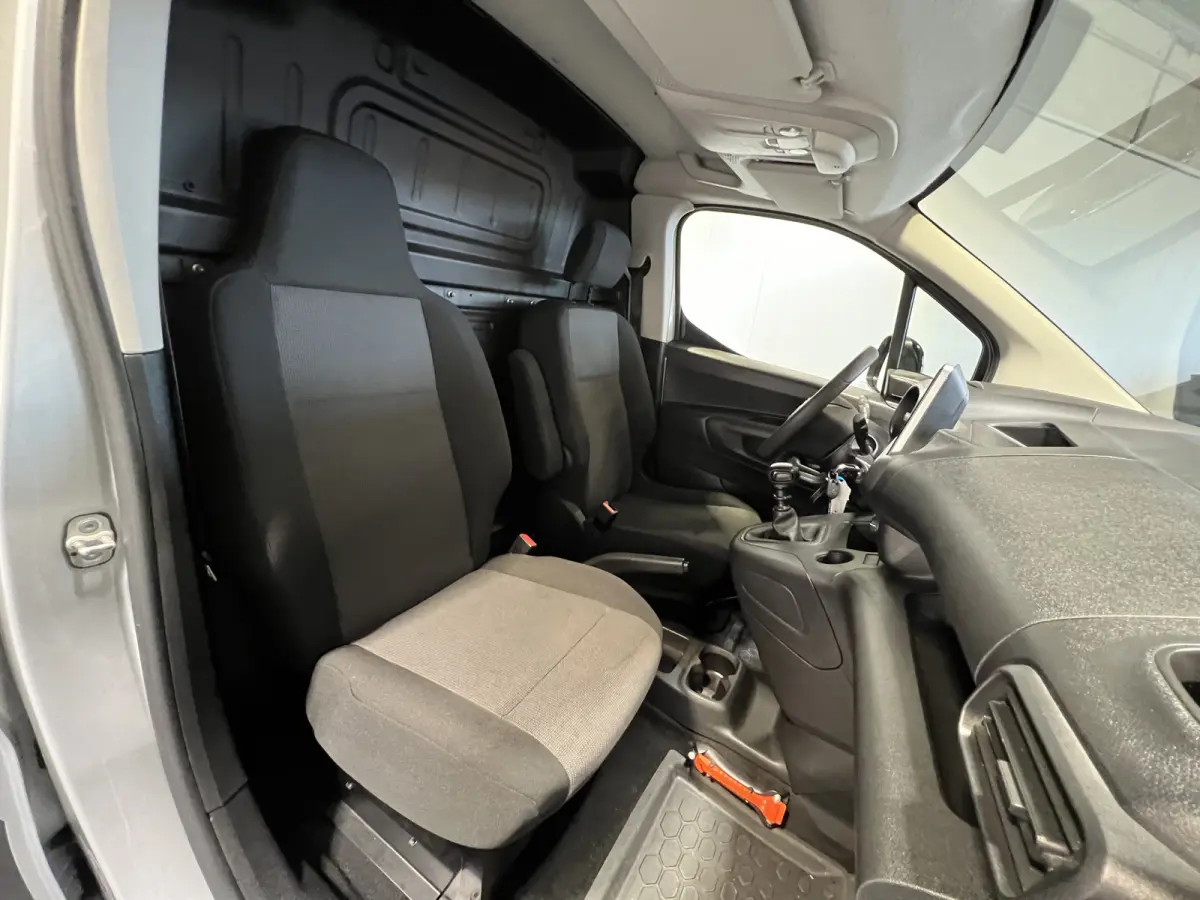 1.5D L2H1 Edition | Navigatie | Cruise Control | Achteruitrijcamera | PDC Voor en Achter | DAB | Airco |