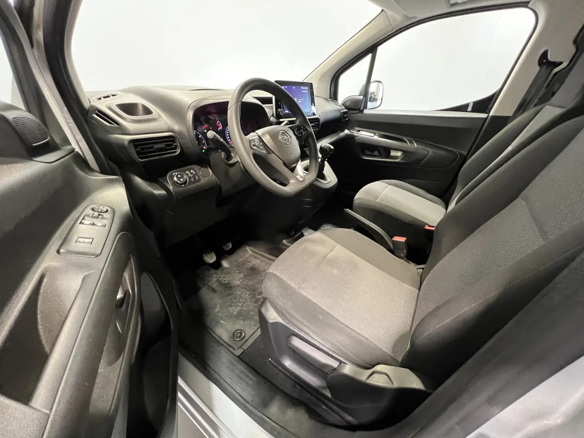 1.5D L2H1 Edition | Navigatie | Cruise Control | Achteruitrijcamera | PDC Voor en Achter | DAB | Airco |