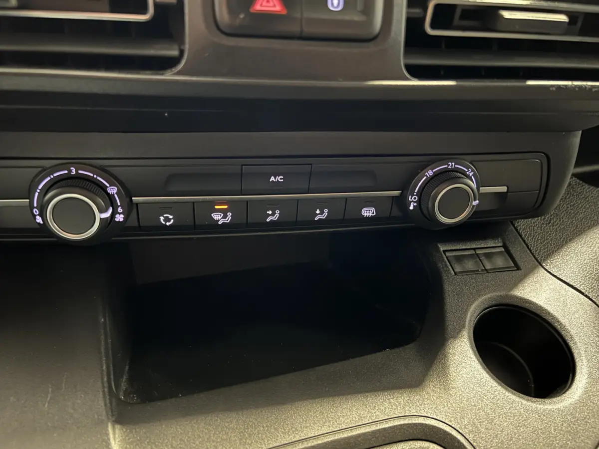 1.5D L2H1 Edition | Navigatie | Cruise Control | Achteruitrijcamera | PDC Voor en Achter | DAB | Airco |