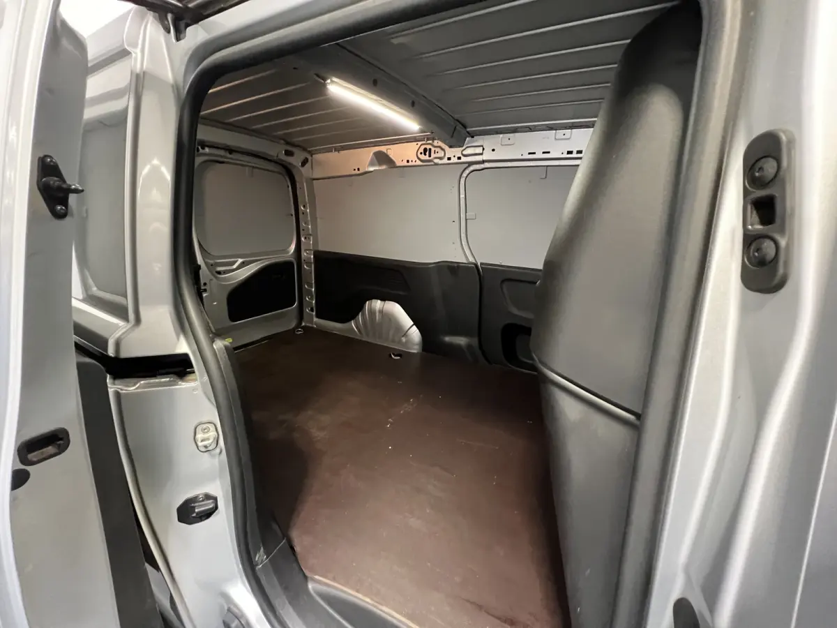1.5D L2H1 Edition | Navigatie | Cruise Control | Achteruitrijcamera | PDC Voor en Achter | DAB | Airco |