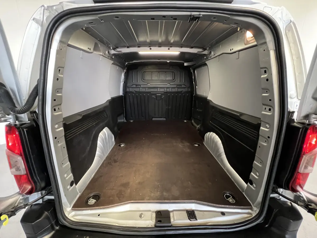 1.5D L2H1 Edition | Navigatie | Cruise Control | Achteruitrijcamera | PDC Voor en Achter | DAB | Airco |