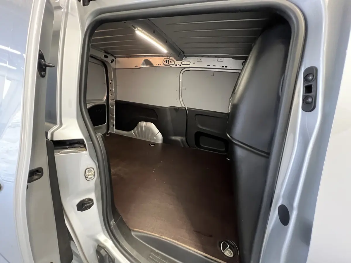 1.5D L2H1 Edition | Navigatie | Cruise Control | Achteruitrijcamera | PDC Voor en Achter | DAB | Airco |