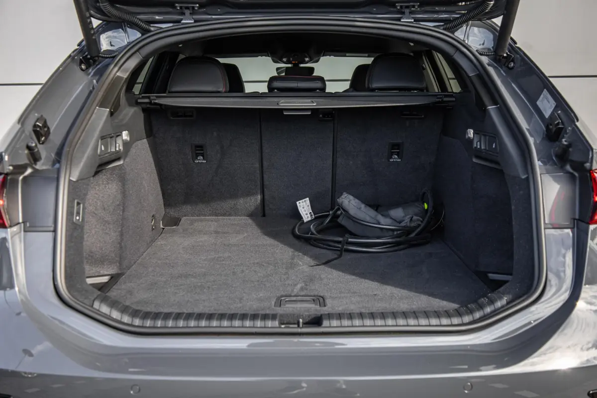 367pk S edition performance 100 kWh | 21" LMV | Luchtvering | Memory | 360 Camera | Trekhaak | Rode Stiksel